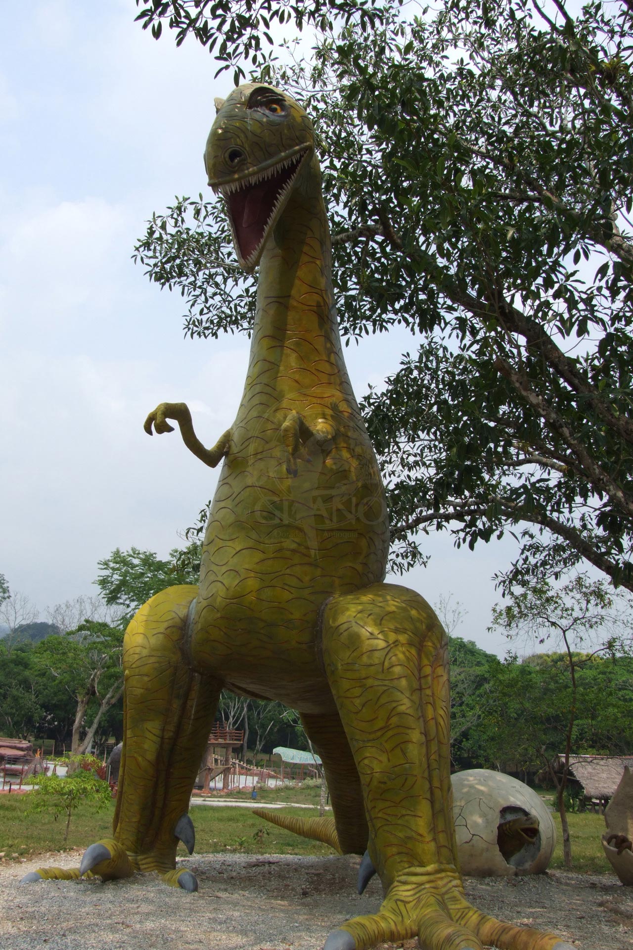 Camina rodeado de imponentes Dinosaurios Parque Temático Hacienda Nápoles Hotel & Restaurante Parador del Gitano