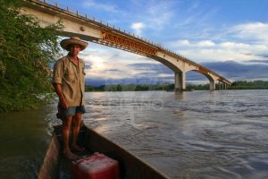 Puente la Paz sobre el Rio Magdalena - Hotel & Restaurante Parador del Gitano - Nápoles - Doradal - Rio claro